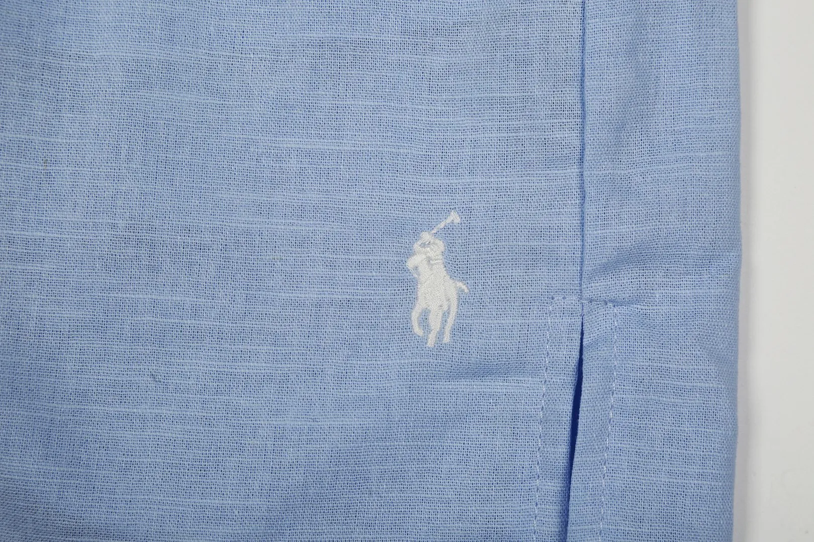 P210 White background picture [High-end quality] Style number: 25052# Color: Navy blue/off-white/light khaki/ice blue/dark khaki Size: S to XL - Ralph Lauren/Ralph Lauren 25SS Summer hot item high-quality lazy old money style linen couple style five-point shorts - originality restoration 105% cotton blended bamboo linen on the face Super soft nylon elastic in the same color ✅ - 100% restored workmanship Short five-point version, double-layered inside and outside to prevent exposure, double stitching to cover the independent waistband ✅ - Professional washing before the car, the texture of the fabric is tight and soft ✅ - RL/Ralph Lauren linen shorts are simply a summer savior. The linen material allows every pore to breathe freely, say goodbye to sticky heat. Walking on the road, the wind blows, and the heat all over the body is instantly smoothed away. The bamboo texture is natural and unique, simple and pure texture, full of laziness and old money style.